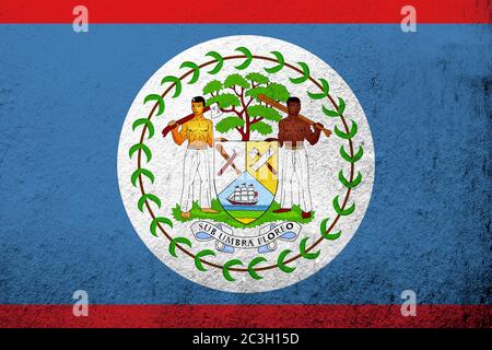 Nationalflaggen von Belize mit Wappen. Grunge Hintergrund Stockfoto