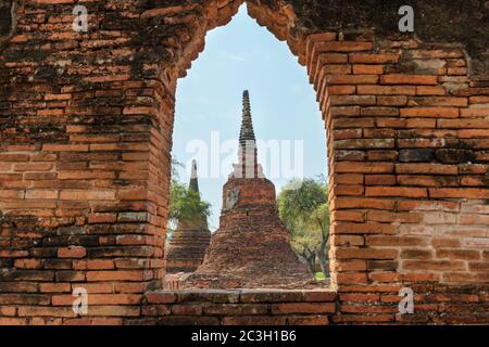 Blick auf die Ruinen der alten thailändischen Hauptstadt Ayutthaya Stockfoto