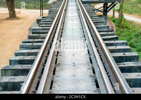 Alte Schiene Schiene Schiene mit hölzernen Schwellen und rostigen Schienen Stockfoto