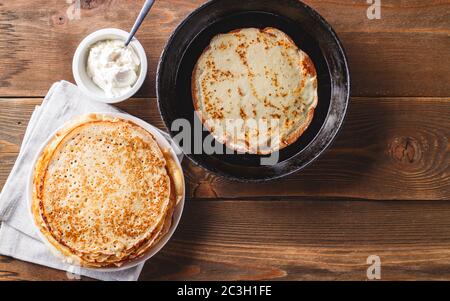 Stapel von russischen Pfannkuchen Blini Stockfoto