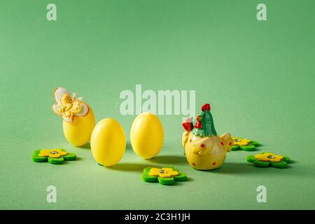 Osterdekorationen in Form von dekorativen Eiern und einem Keramikhuhn Stockfoto