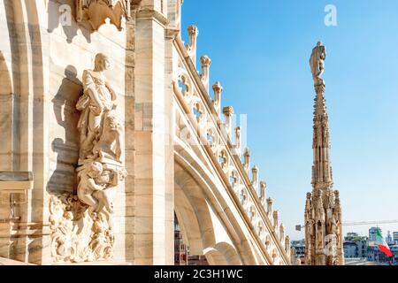 Statuen und Dekoration auf dem Dach des Duomo in Mailand Stockfoto