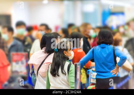 Menschenmenge, die auf dem Flughafen warten Stockfoto