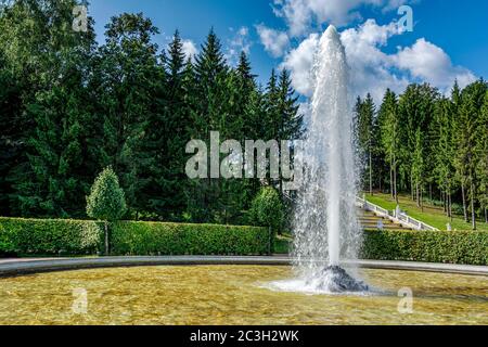 Peterhof, der zweite Menajerniy Brunnen im Unteren Park Stockfoto