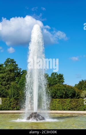 Peterhof, der zweite Menajerniy Brunnen im Unteren Park Stockfoto