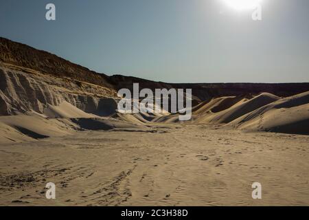 Riesige Wüstendünen. Tolles Hotel für Fotografen und Reisende. Schöne Strukturen von Sanddünen. Ukrainische Natur. Stockfoto