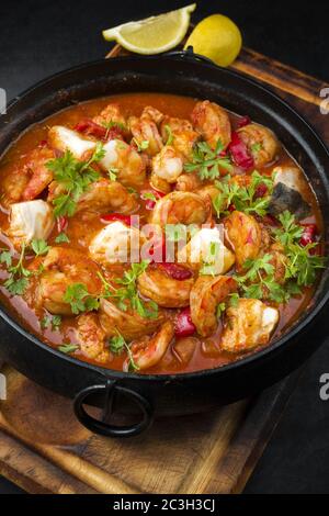 Traditionelle amerikanische Fischeintopf Cioppino mit Garnelen Stockfoto