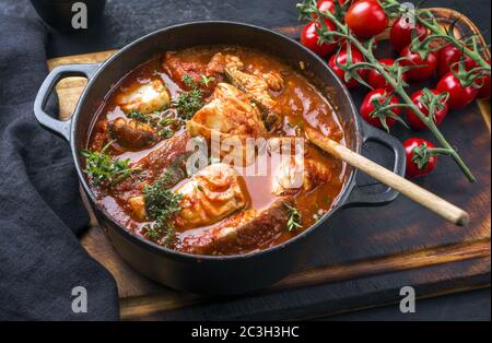 Traditioneller brasilianischer Fischeintopf Moqueca baiana mit Fischfilet in Tomatensauce als Draufsicht in einem modernen Design gusseisernen Röstung Stockfoto