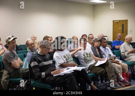 Wohnungs-Aktivisten der Aktionsgruppe Save Cressingham Gardens im Rathaus von Lambeth in Brixton, South London, England. Foto von Sam Mellish. Stockfoto