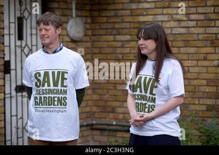 Eine Veranstaltung der Grünen Partei mit den Politikern Amelia Womack und Jonathan Bartley auf dem Anwesen von Cressingham Gardens in South London, England. Foto von Sam Mellish. Stockfoto