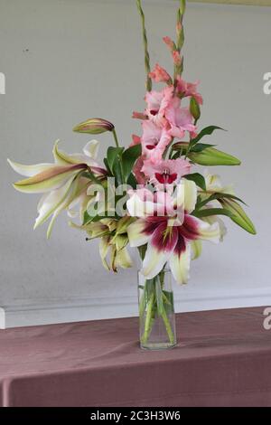 Bouquet de lys Zambési et glaïeuls Wein und Rosen Stockfoto