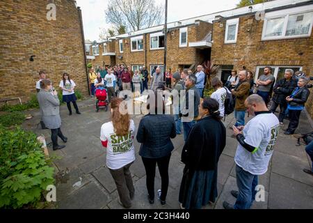 Eine Veranstaltung der Grünen Partei mit den Politikern Amelia Womack und Jonathan Bartley auf dem Anwesen von Cressingham Gardens in South London, England. Foto von Sam Mellish. Stockfoto