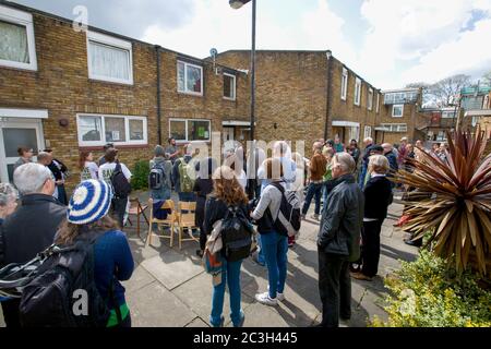 Eine Veranstaltung der Grünen Partei mit den Politikern Amelia Womack und Jonathan Bartley auf dem Anwesen von Cressingham Gardens in South London, England. Foto von Sam Mellish. Stockfoto