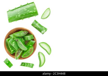 Aloe Vera mit Scheiben in Holzschale isoliert auf weißem Hintergrund mit Platz für Ihre Text kopieren. Draufsicht. Flach liegend. Stockfoto