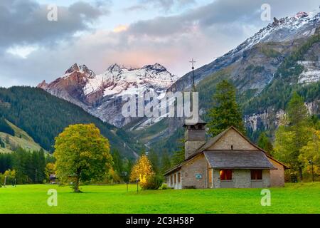 Kandersteg Kirche, Sonnenuntergangsberge, SchweizKandersteg Kirche, Sonnenuntergangsberge, Schweiz Stockfoto