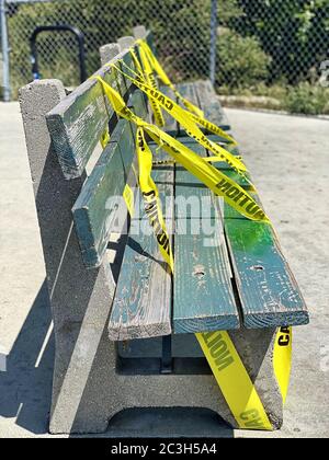 LOS ANGELES, USA - 30. Apr 2020: Parkbänke mit Vorsicht am Griffith Observatory Ende April bedeckt. Stockfoto