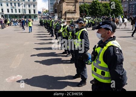 Glasgow, Schottland, Großbritannien. Juni 2020. 20 Anti-Fazisten und Pro-Flüchtling-Demonstration und Protest heute in George Square, Glasgow. Große Polizei und montiert Polizei Präsenz rund um den Platz. Loyalistische Gruppen, die das Kriegsdenkmal bewachen, waren von Polizeikordon umgeben. Iain Masterton/Alamy Live News Stockfoto