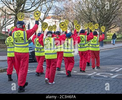 Demonstranten protestieren gegen die geplante Erweiterung des Flughafens Bristol in Weston-super-Mare, Großbritannien, am 8. Februar 2020. Stockfoto