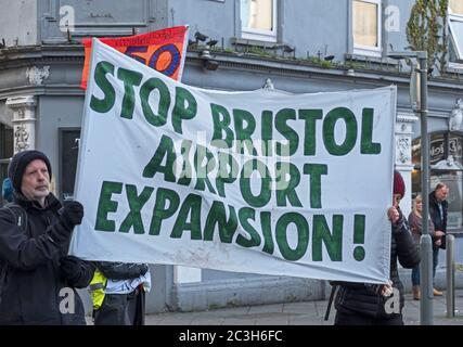 Weston-super-Stute, Großbritannien, 8. Februar 2020. Demonstranten protestieren im Vorfeld einer Sitzung des Planungs- und Regulierungsausschusses des North Somerset Council am 10. Februar gegen den geplanten Ausbau des Flughafens Bristol, der entscheiden wird, ob die Erweiterung genehmigt werden soll. Stockfoto