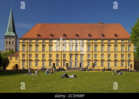 Schlossgarten mit Schloss Osnabrück, heute Universität, Osnabrück, Niedersachsen, Deutschland, Europa Stockfoto