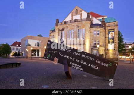 Theater am Abend mit der Plastik Same Weight - Balance von Joachim Bandau, Osnabrück Stockfoto