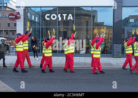 Demonstranten protestieren gegen die geplante Erweiterung des Flughafens Bristol in Weston-super-Mare, Großbritannien, am 8. Februar 2020. Stockfoto