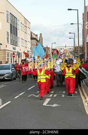 Demonstranten protestieren gegen die geplante Erweiterung des Flughafens Bristol in Weston-super-Mare, Großbritannien, am 8. Februar 2020. Stockfoto