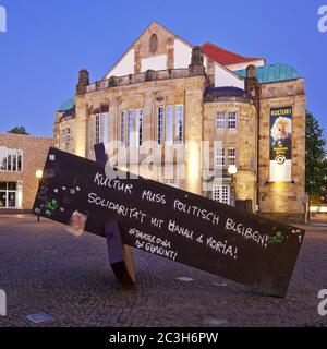 Theater am Abend mit der Plastik Same Weight - Balance von Joachim Bandau, Osnabrück Stockfoto