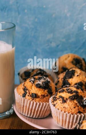 Schokoladenmuffins mit Milch. Tapete von Lebensmitteln mit Kopierraum und selektivem Fokus. Stockfoto