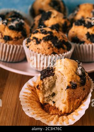 Schokoladenmuffins mit Milch. Tapete von Lebensmitteln mit Kopierraum und selektivem Fokus. Stockfoto