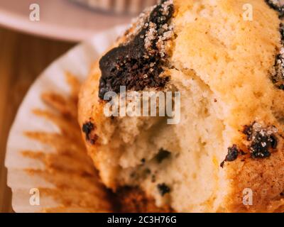 Schokoladenmuffins mit Milch. Tapete von Lebensmitteln mit Kopierraum und selektivem Fokus. Stockfoto