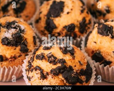 Schokoladenmuffins mit Milch. Tapete von Lebensmitteln mit Kopierraum und selektivem Fokus. Stockfoto