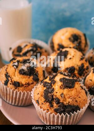 Schokoladenmuffins mit Milch. Tapete von Lebensmitteln mit Kopierraum und selektivem Fokus. Stockfoto