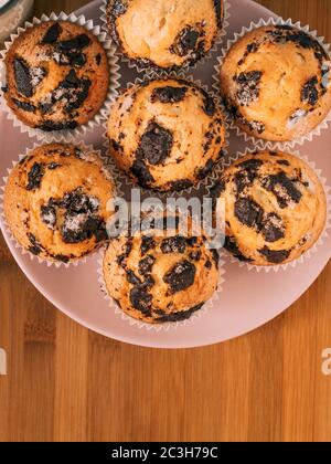 Schokoladenmuffins mit Milch. Tapete von Lebensmitteln mit Kopierraum und selektivem Fokus. Stockfoto