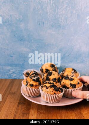 Schokoladenmuffins mit Milch. Tapete von Lebensmitteln mit Kopierraum und selektivem Fokus. Stockfoto