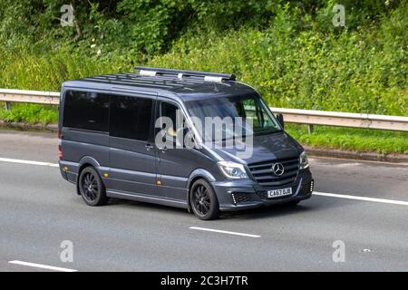 2018 grau Mercedes-Benz Sprinter 319 CDI van ; Fahrzeugverkehr Fahrzeuge, Autos, die Fahrzeuge auf britischen Straßen fahren, Motoren, Fahren auf der Autobahn M6 Stockfoto