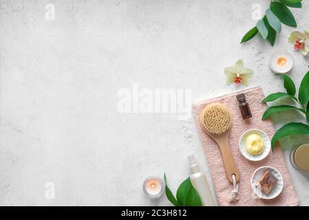 Natürliche Badezubehör oder Spa-Setting mit Pflanzen und Blumen auf weißem Stein Hintergrund, Draufsicht, Kopierraum. Tägliches Relax Körperpflegekonzept, Bio Stockfoto