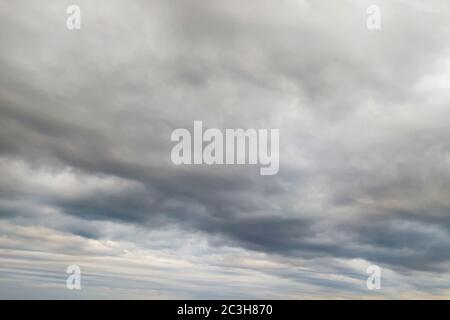 Dramatischer Himmel mit grauen und Bleiwolken. Wolkiges Wetter vor dem Regen. Bedeckt. Das Konzept von Wetter und Klima. Stockfoto