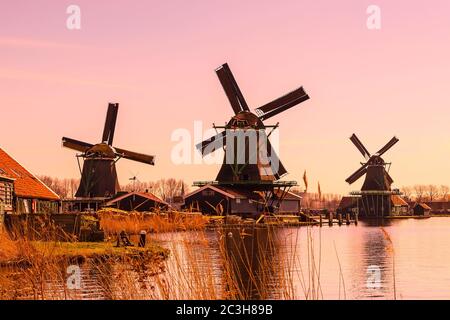 Panorama mit Windmühlen in Zaanse Schans, traditionelles Dorf, Niederlande, Nordholland Stockfoto