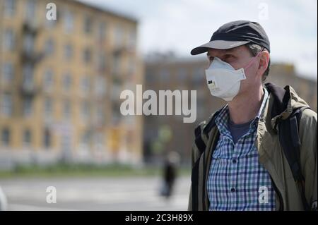 Mann in einem Atemschutzgerät auf einer Straße von St. Petersburg, Russland Stockfoto