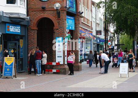 Ashford, Kent, Großbritannien. Juni 2020. 20 Nach der Ankündigung der Regierung, dass nicht unbedingt notwendige Geschäfte eröffnen können, erscheint die Hauptstraße im Stadtzentrum von Ashford geschäftiger als in den letzten Monaten der Coronavirus-Pandemie am ersten Wochenende der Ladeneröffnung. Greggs scheint geschäftiger als üblich mit Menschen bilden eine lange Schlange. Foto: Paul Lawrenson/Alamy Live News Stockfoto