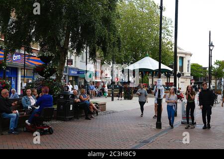 Ashford, Kent, Großbritannien. Juni 2020. 20 Nach der Ankündigung der Regierung, dass nicht unbedingt notwendige Geschäfte eröffnen können, erscheint die Hauptstraße im Stadtzentrum von Ashford geschäftiger als in den letzten Monaten der Coronavirus-Pandemie am ersten Wochenende der Ladeneröffnung. Foto: Paul Lawrenson/Alamy Live News Stockfoto