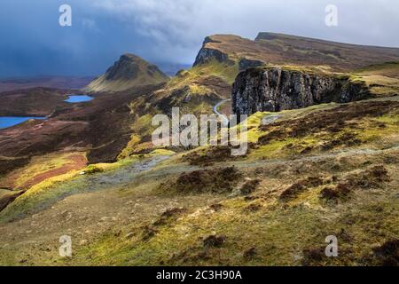 Eine einzige, einbahnige Straße, die das Quiraing auf der Isle of Skye, Schottland, führt Stockfoto