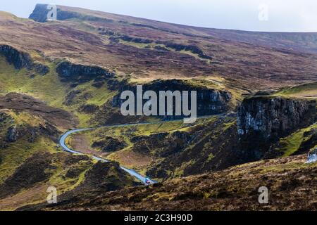 Eine einzige, einbahnige Straße, die das Quiraing auf der Isle of Skye, Schottland, führt Stockfoto