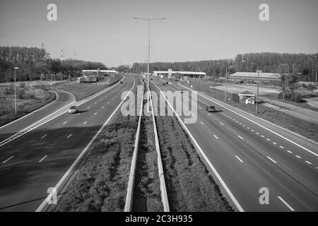 Hoch Winkel Graustufen Aufnahme von Autos auf der Autobahn bei Tagsüber Stockfoto