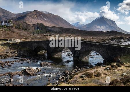 Die berühmte Sligachan Old Bridge mit Blick auf die Cuillin Bergkette, Isle of Skye, Highlands, Schottland, Großbritannien Stockfoto