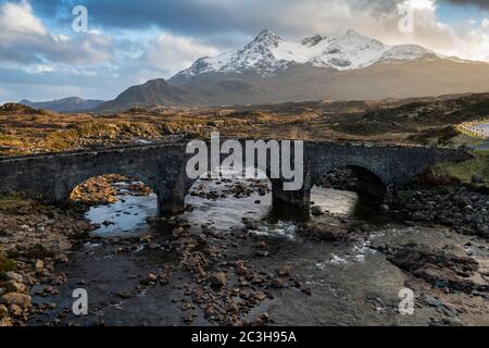 Die berühmte Sligachan Old Bridge mit Blick auf die Cuillin Bergkette, Isle of Skye, Highlands, Schottland, Großbritannien Stockfoto