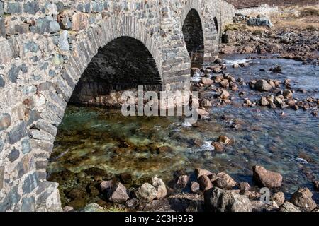 Die berühmte Sligachan Old Bridge mit Blick auf die Cuillin Bergkette, Isle of Skye, Highlands, Schottland, Großbritannien Stockfoto