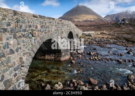 Die berühmte Sligachan Old Bridge mit Blick auf die Cuillin Bergkette, Isle of Skye, Highlands, Schottland, Großbritannien Stockfoto