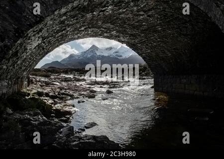 Die berühmte Sligachan Old Bridge mit Blick auf die Cuillin Bergkette, Isle of Skye, Highlands, Schottland, Großbritannien Stockfoto